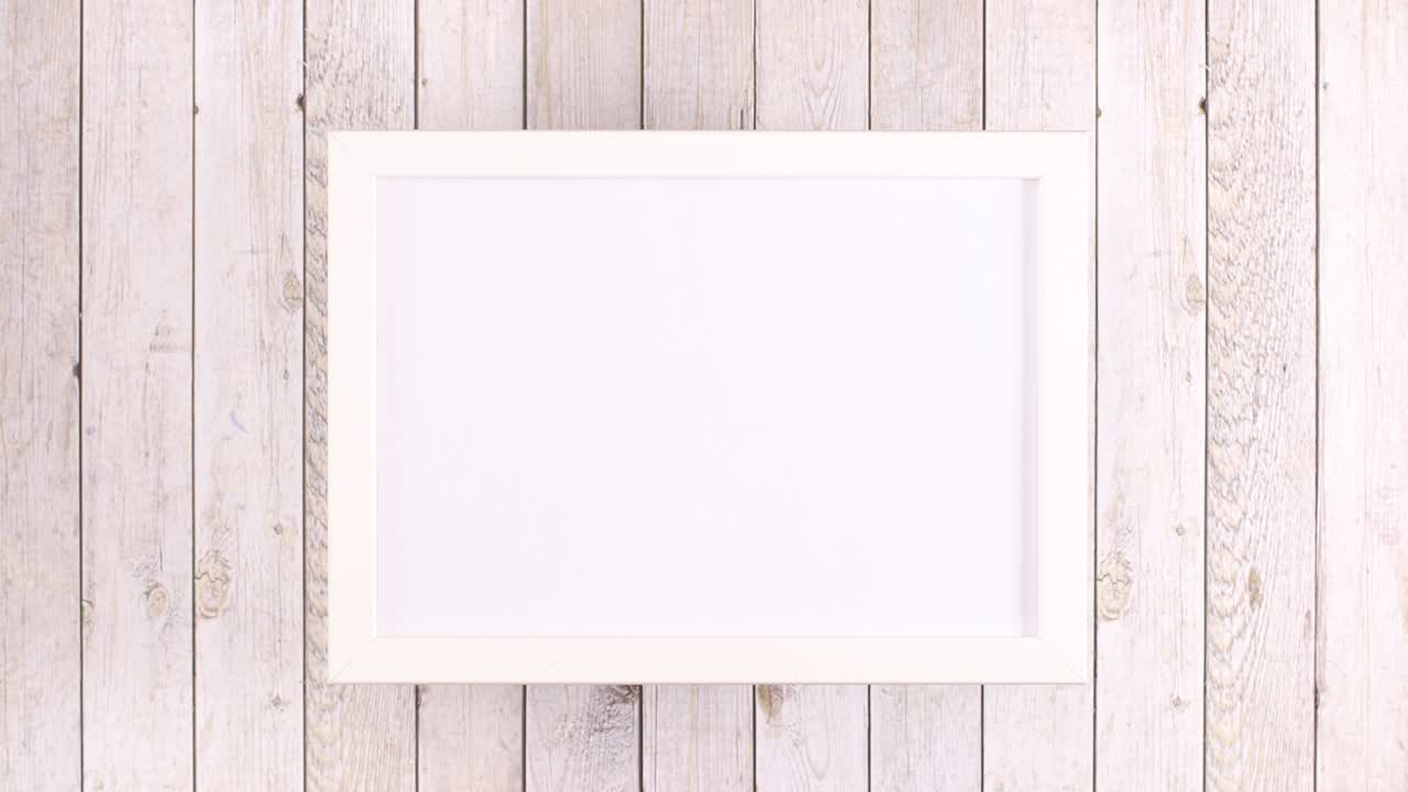 diferentes frutas y verduras frescas aparecen bajo el marco con lugar para el texto.