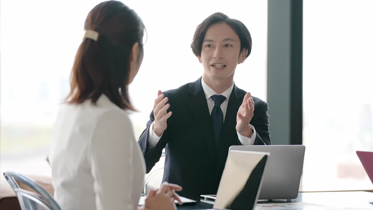 사무실에서 아시아 비즈니스 그룹 회의