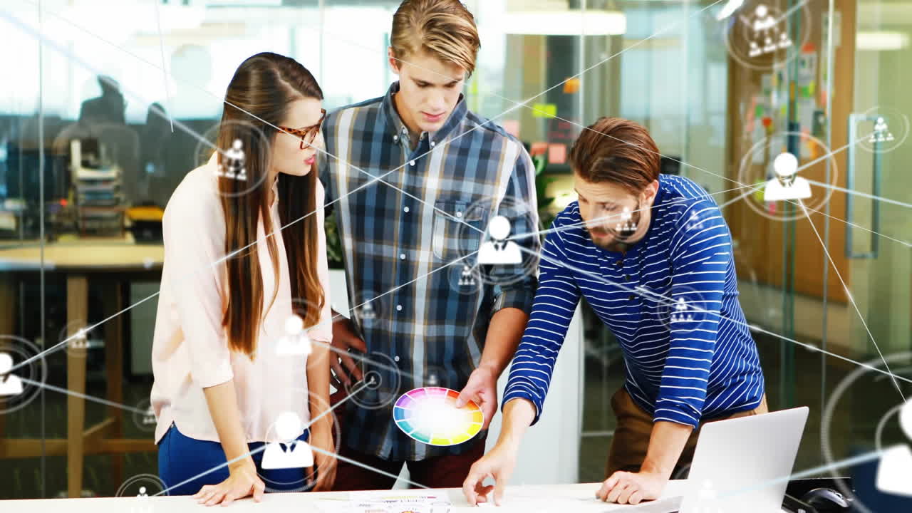 colaboración en la oficina, equipo de negocios compartición de datos y conexiones de red animación