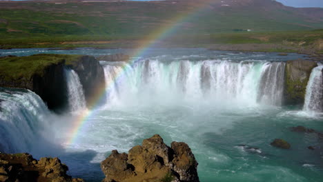 la cascada de godafoss en el norte de islandia.