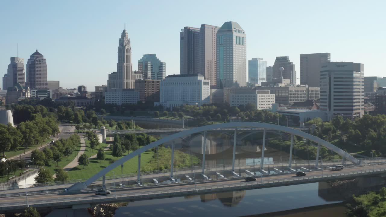 Ampia inquadratura dello skyline di Columbus, Ohio con video drone in salita