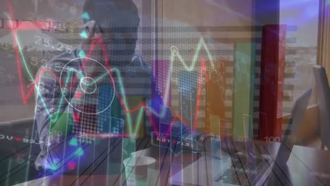 animación de datos financieros y gráficos sobre hombre afroamericano usando tableta y teléfono inteligente