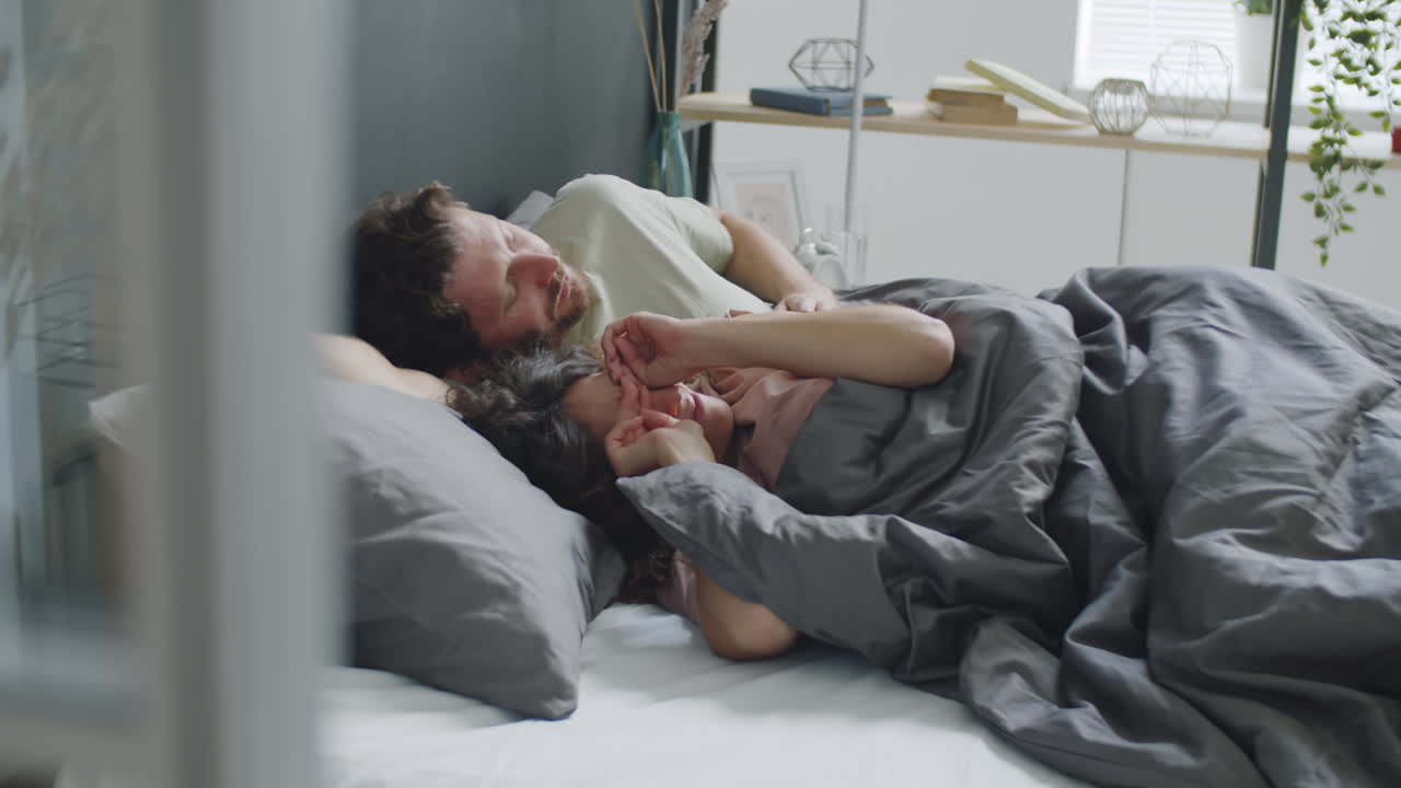 침대에서 휴식을 취하는 커플