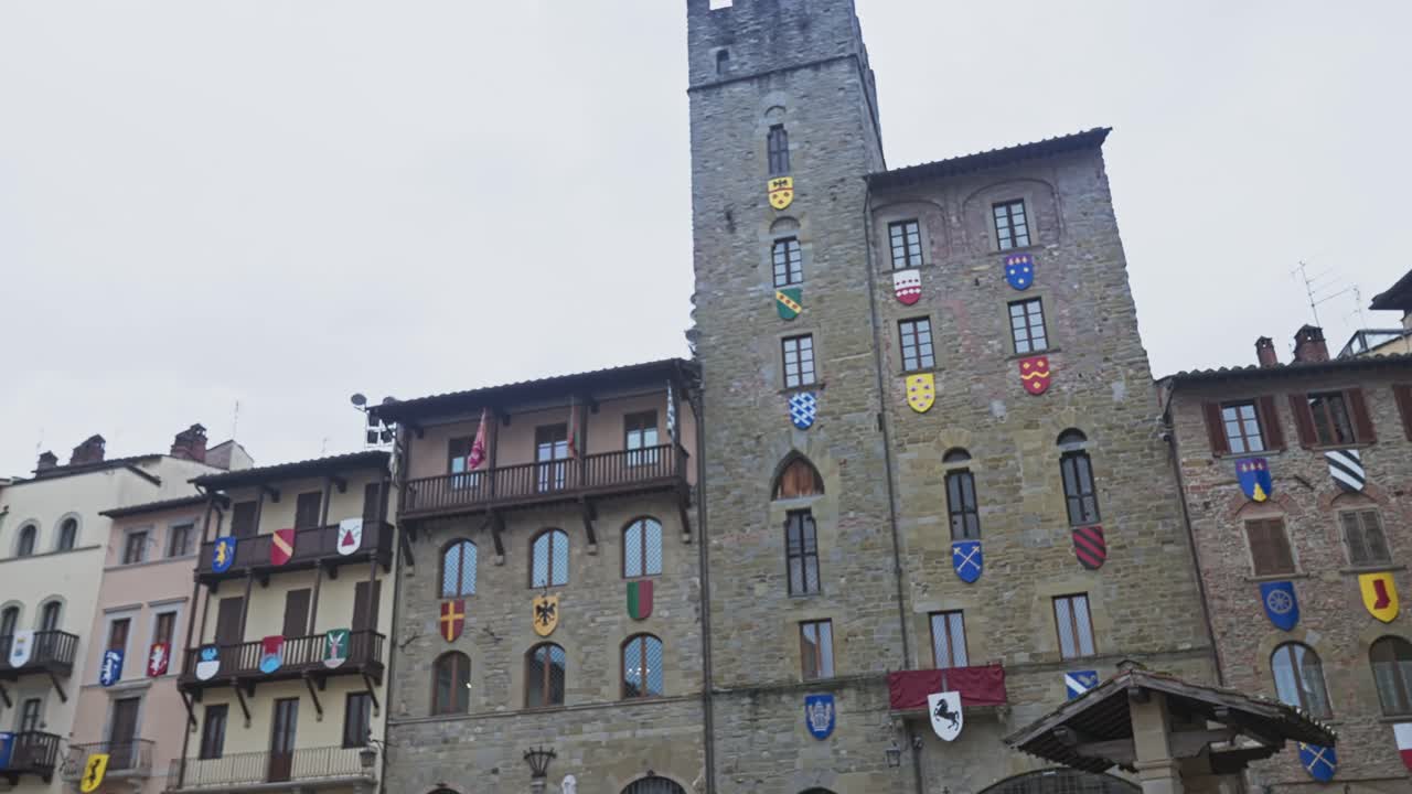 이탈리아 토스카나 주 아레초 의 주요 광장 인 피아자 그란데 에 있는 중세 시대 와 르네상스 시대 의 건물 들