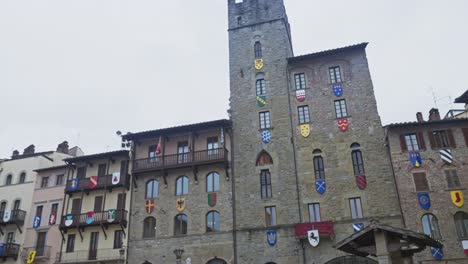 Medieval-And-Renaissance-Buildings-At-The-Main-Square-Of-Piazza-Grande-In-Arezzo,-Tuscany-Italy