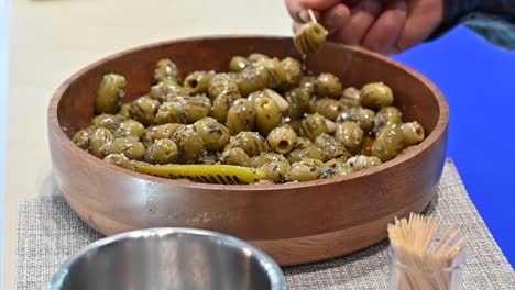 encurtidos de aceitunas verdes a la parrilla se muestran durante la exposición de comida del golfo, emiratos árabes unidos