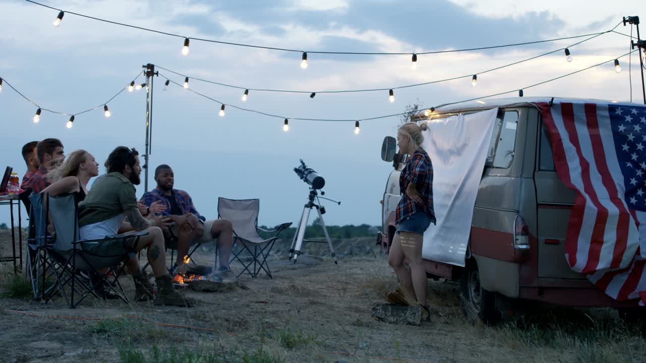 웃는 다양한 친구들이 캠프에서 쇼라드를 하고 있습니다.