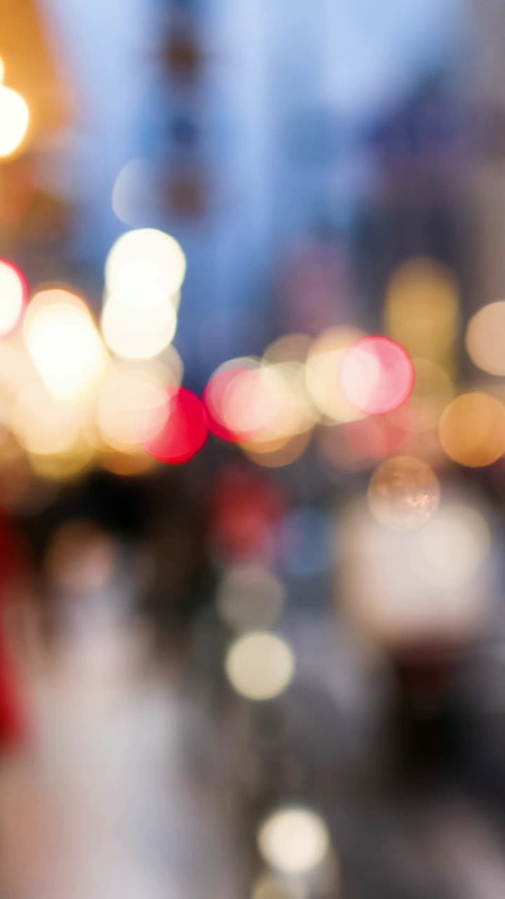 paisaje urbano desenfocado con peatones en movimiento