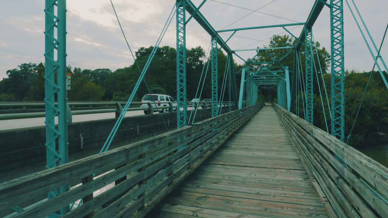 안정된 강 위에 앉아있는 바쁜 다리를 빠르게 건너는 자동차
