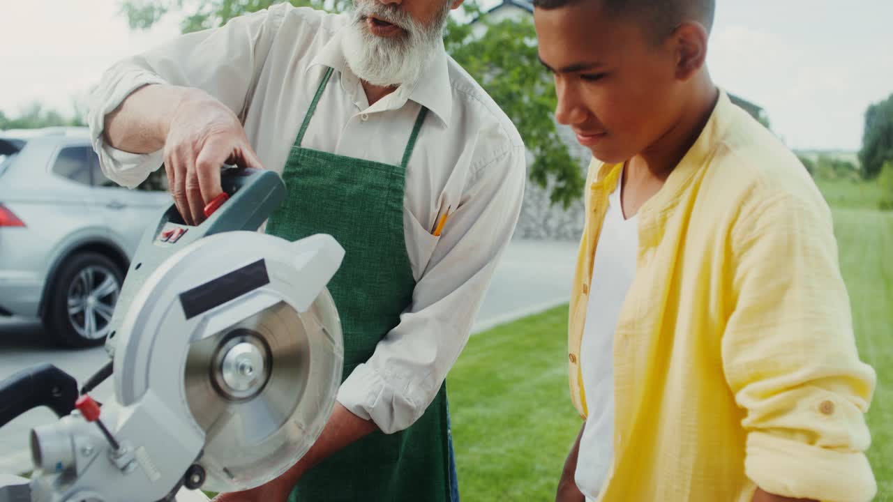 원형 도자기로 목재 가공 을 배우는 것