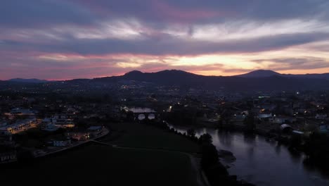 Dämmerungsfarben-über-Barcelos,-Mit-Der-Mittelalterlichen-Brücke-über-Den-Ruhigen-Fluss,-Portugal---Luftaufnahme