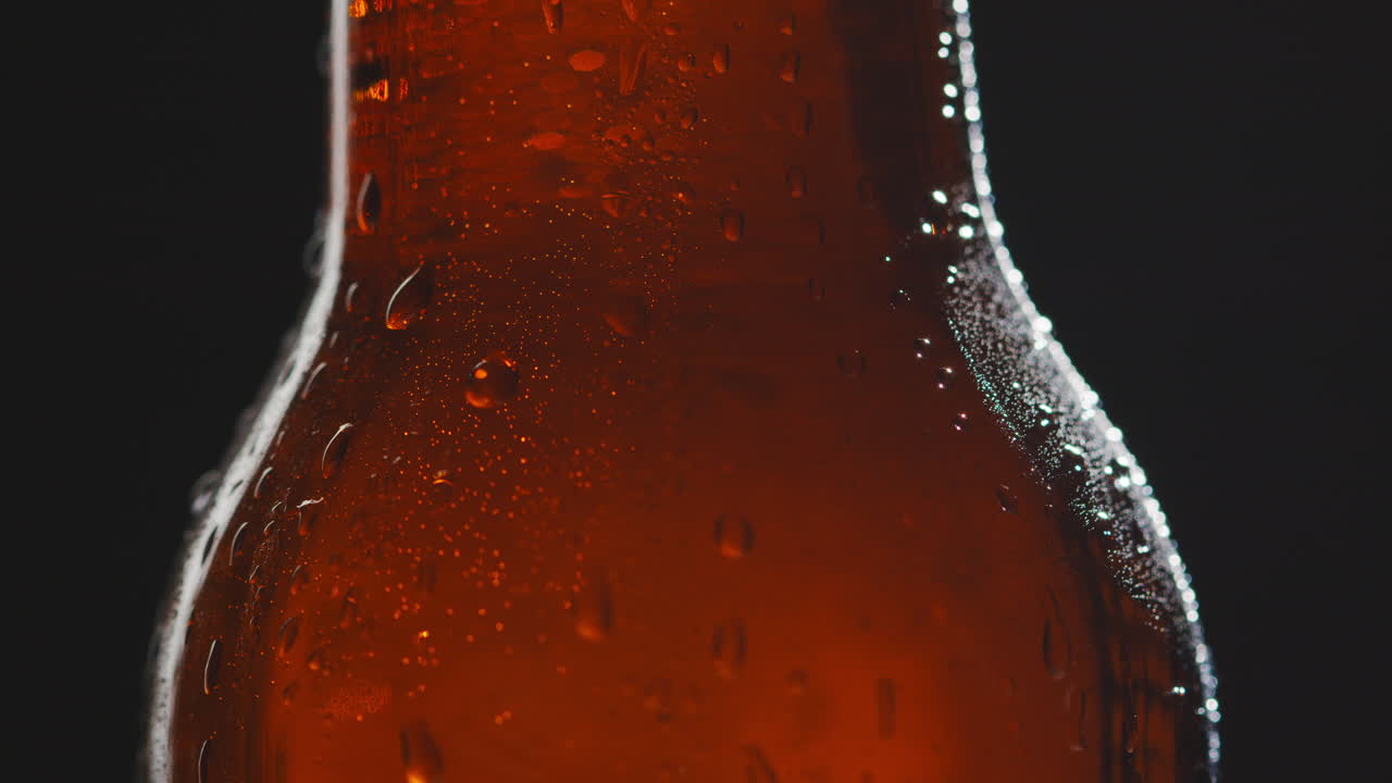 cierre de gotas de condensación en una botella de cerveza fría o bebida gaseosa