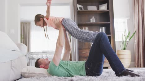 padre divirtiéndose con su hija
