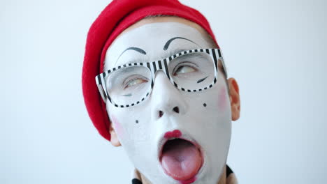 mime with red beret and glasses