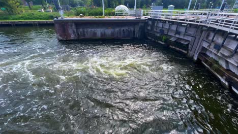 water is being transferred to lower sluice dutch waterways technology