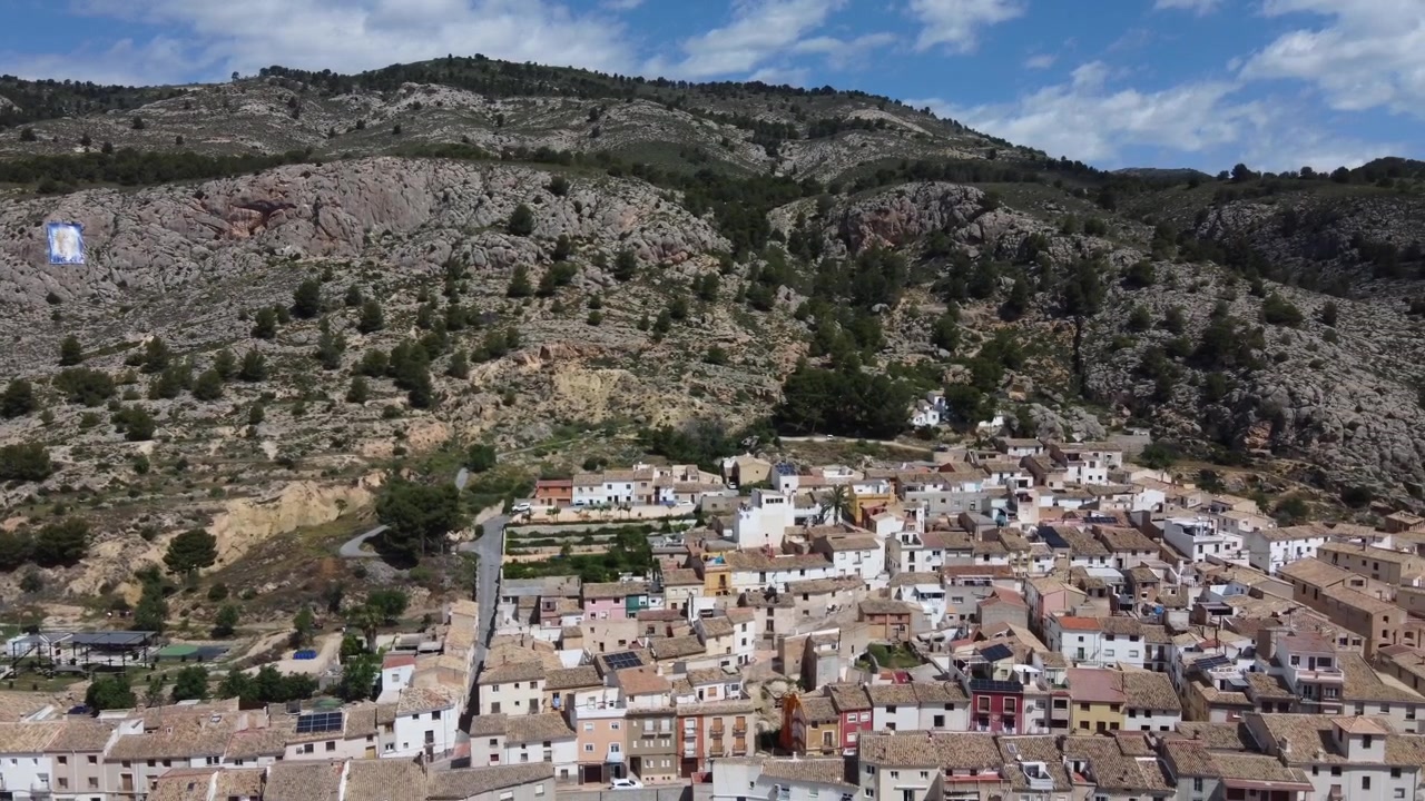 Vista aerea della città di Onil con la catena montuosa di Mariola sullo sfondo. Spagna