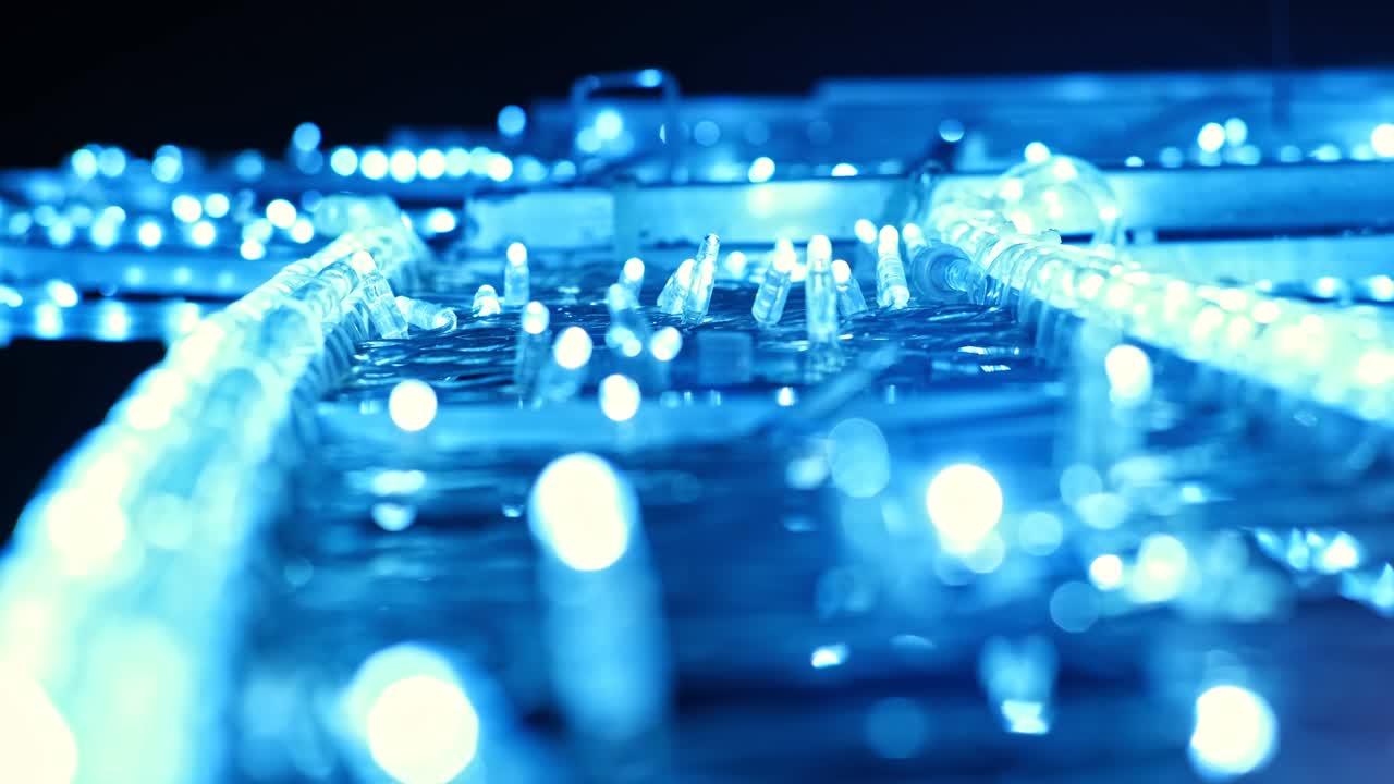 파란색 겨울 크리스마스 휴가 장식 조명 led 램프 밤에 박이고 박동