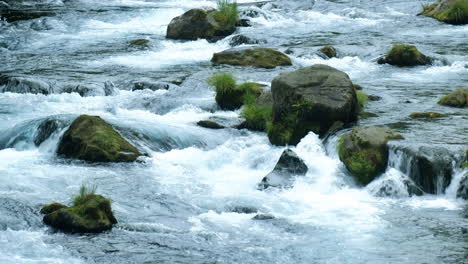 Agua-Que-Fluye-En-El-Río.-Camara-Lenta