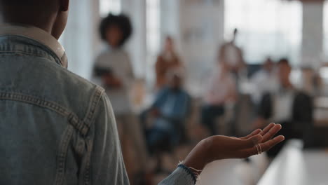 mujer líder de equipo de negocios informando a sus colegas en la oficina reunión discutiendo proyectos compartiendo ideas con un equipo diverso disfrutando de la capacitación en trabajo en equipo en el lugar de trabajo