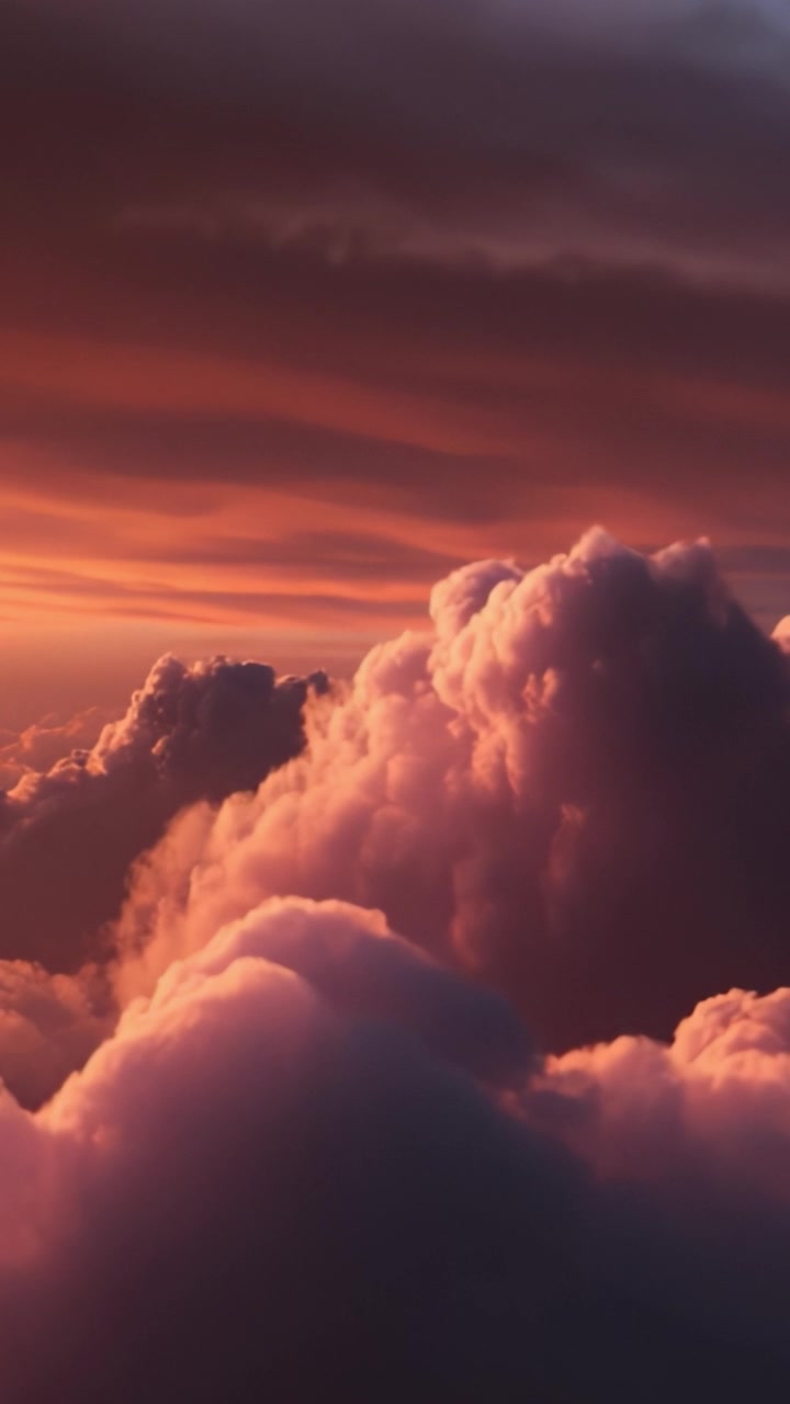 Atemberaubende Sonnenuntergangswolken: Eine beeindruckende Darstellung natürlicher Schönheit mit feurigen Farben und sanften Texturen am Himmel, in der Dämmerung festgehalten.