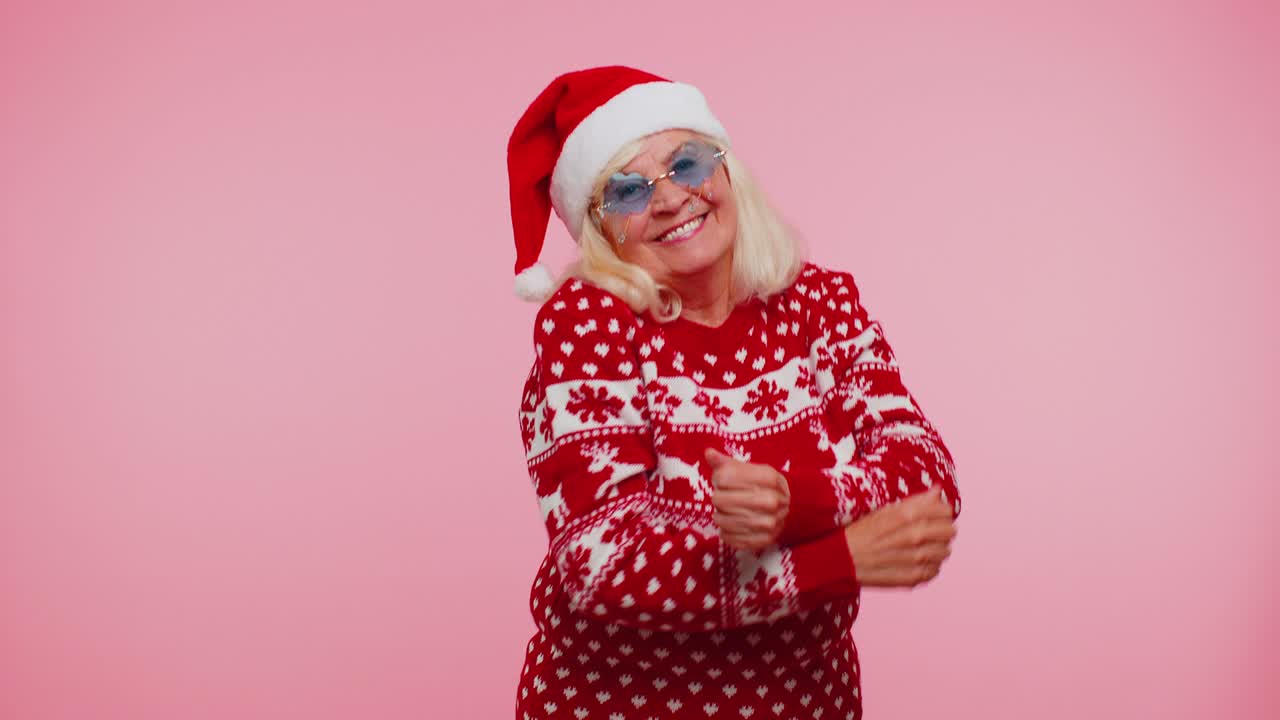 mujer madura abuela navideña bailando baile de moda para las redes sociales jugando y divirtiéndose