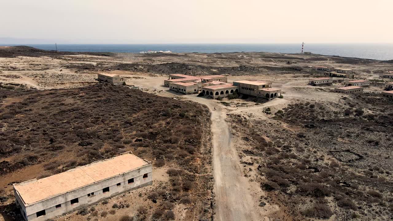 vista aérea de viejos edificios abandonados en la ciudad costera de abades, tenerife, islas canarias