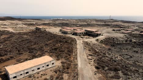 Vista-Aérea-De-Viejos-Edificios-Abandonados-En-La-Ciudad-Costera-De-Abades,-Tenerife,-Islas-Canarias