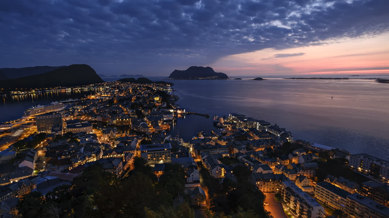 아크슬라 뷰포인트 (aksla viewpoint) 에서 볼 수 있는 오레산드 (ålesund) 의 전망