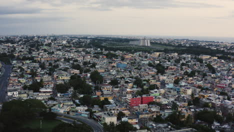 antena - anochecer sobre la expansión urbana de santo domingo, república dominicana, adelante