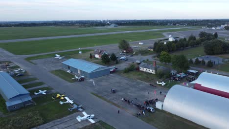 Toma-De-Drone-Del-Evento-Del-Automóvil