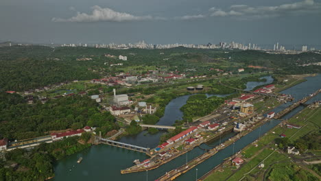 vista aérea de la ciudad de panamá v36 vista en ángulo alto del lago miraflores y buques de carga en el canal de las esclusas, esperando que se abra la compuerta con el paisaje urbano en el fondo de la distancia - filmada con el cine mavic 3 - marzo de 2022