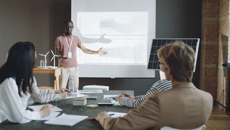 ingeniero afroamericano presentando un proyecto de energía renovable