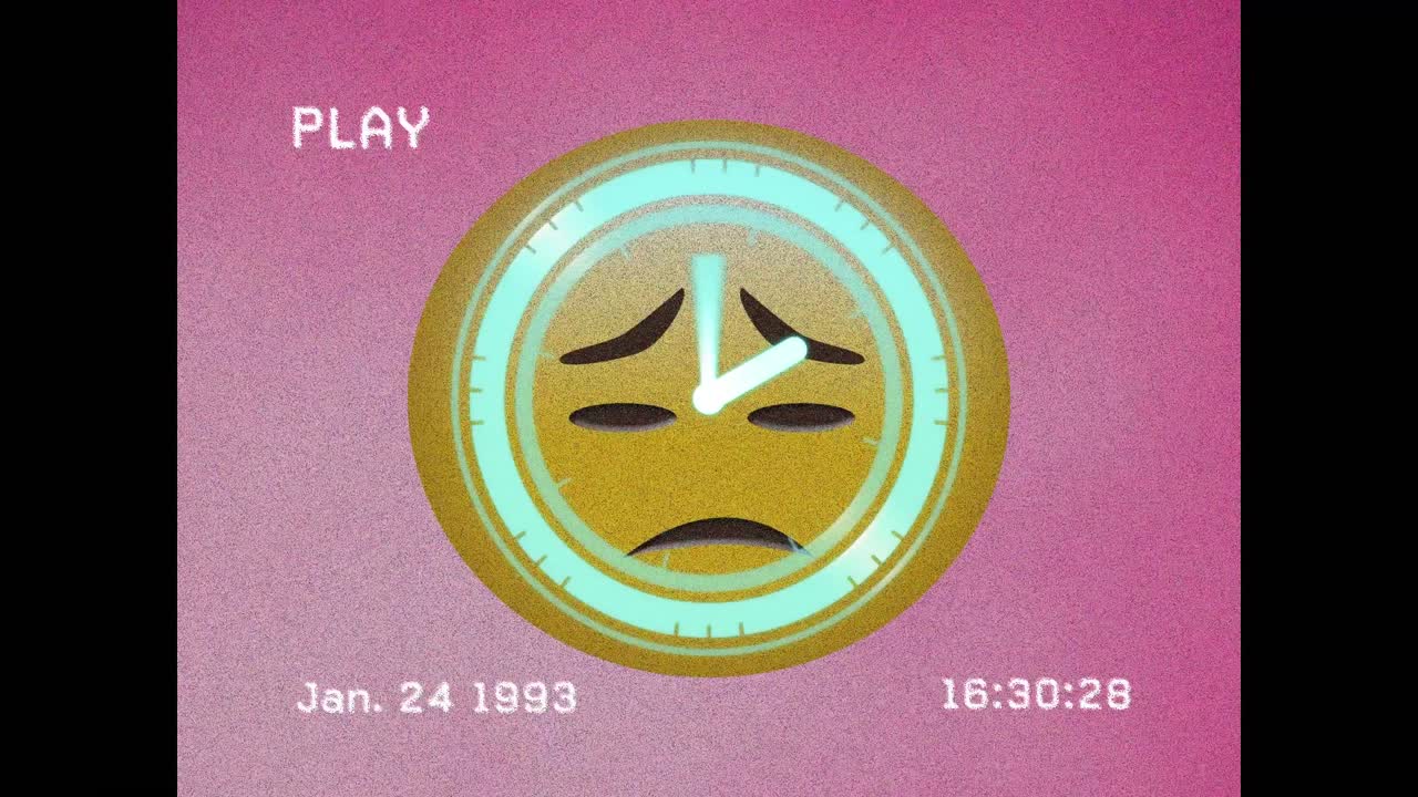 vhs 글리치 효과와 네온 디지털 시계가 분홍색 배경에 슬픈 얼굴 이모티콘을 찍습니다.