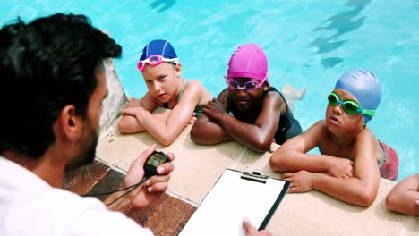 Trainer-Gibt-Seinen-Schülern-Schwimmunterricht