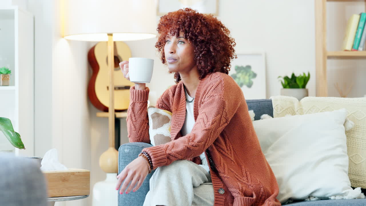 bebiendo café, pensando y tranquilo día femenino