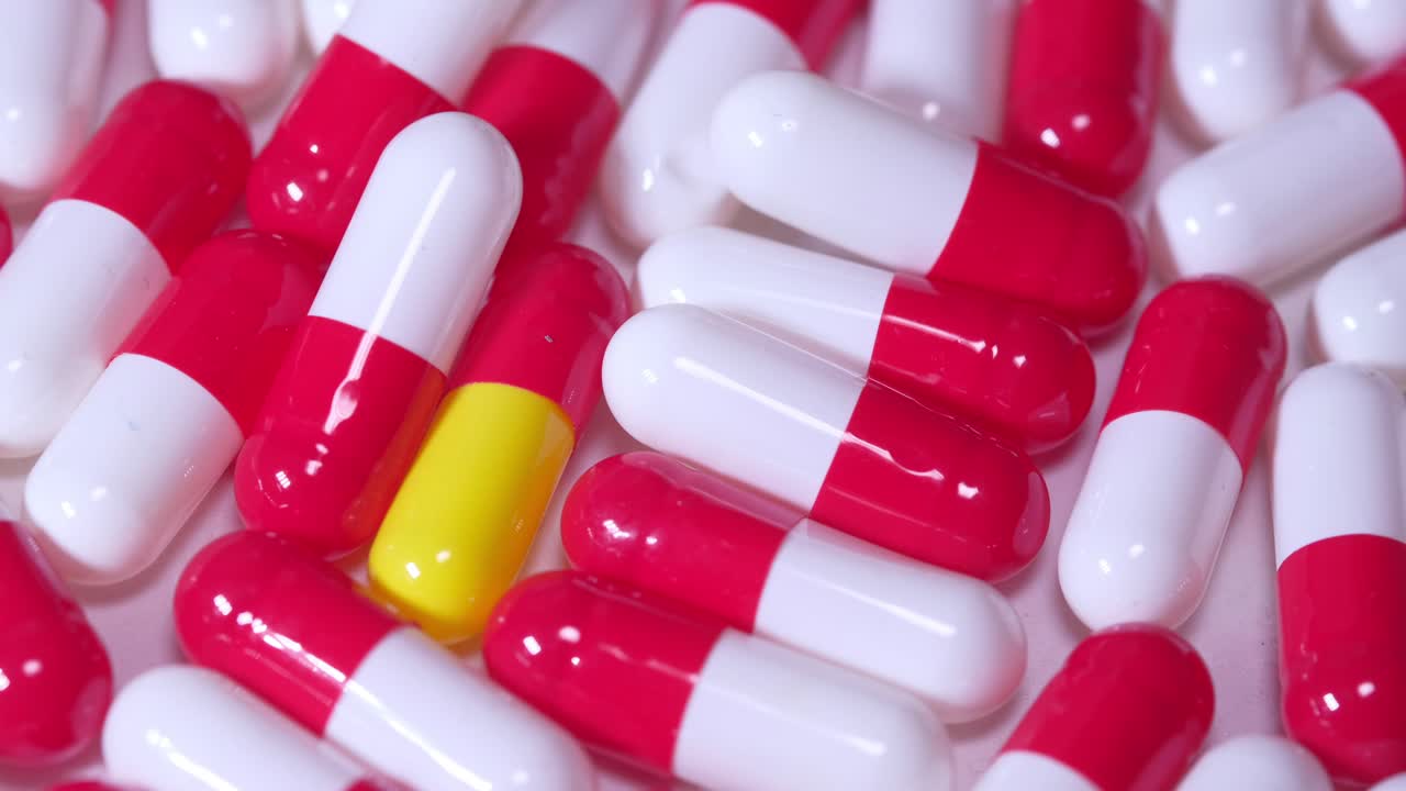 cápsulas rojas y blancas