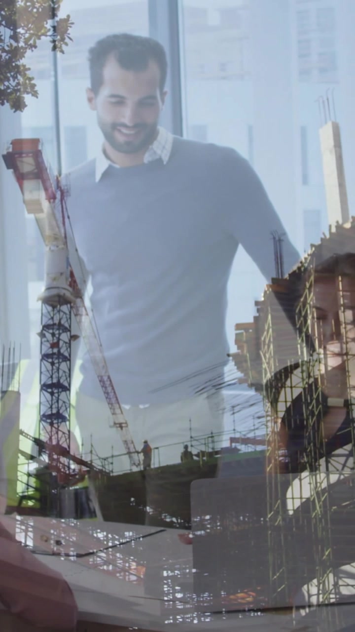 Video vertical: Líder inclinado sobre planos y gesticulando, con una superposición que muestra el progreso del andamio.