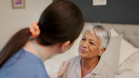 Ältere-Frau,-Lächeln-Und-Krankenschwester,-Um-Zu-Hause-Zu-Helfen