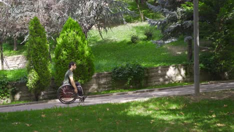 Joven-En-Silla-De-Ruedas-Avanzando-Cuesta-Arriba.