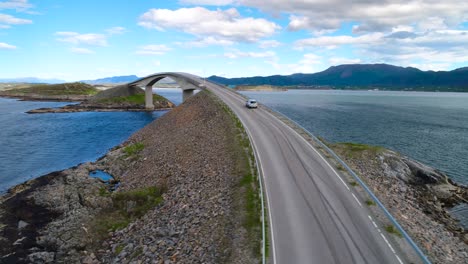 imágenes aéreas de la carretera del océano atlántico noruega