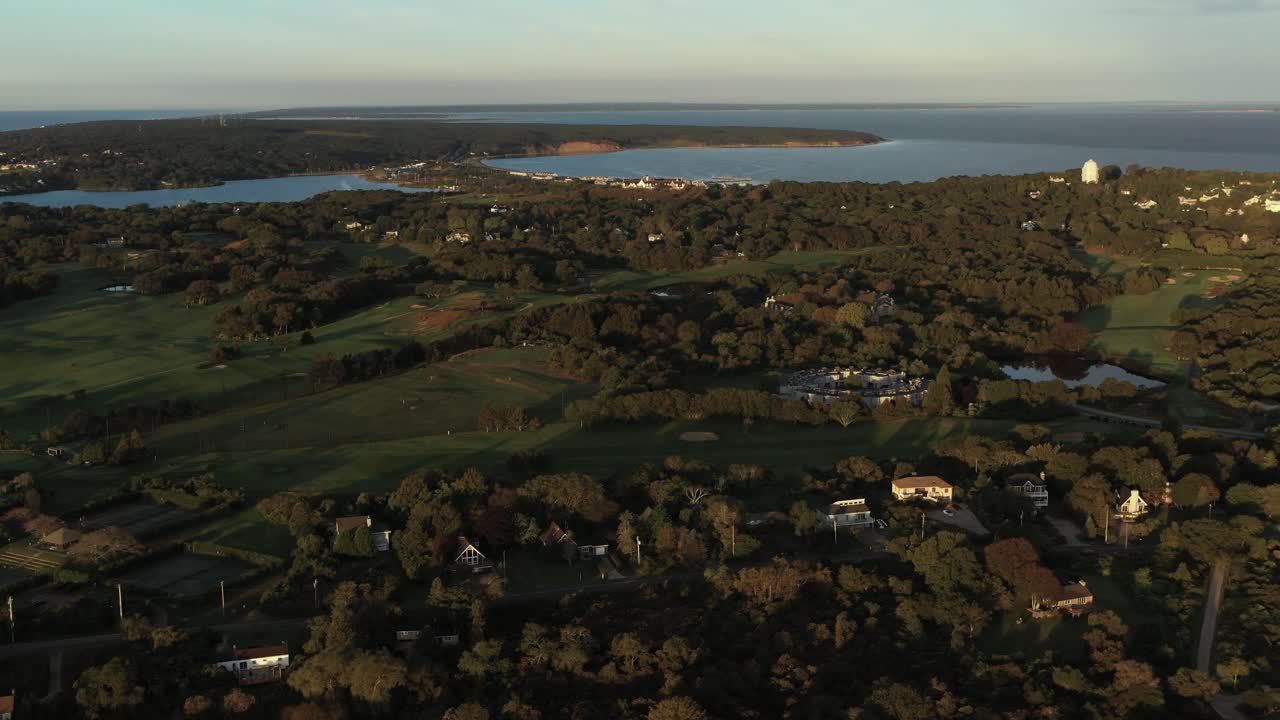 vuelo aéreo lento hacia navy beach en montauk, nueva york, al final de long island al amanecer.
