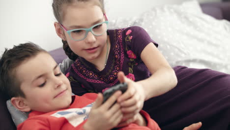 Kinder-Nutzen-Smartphone-Zu-Hause.-Nahaufnahme-Von-Kindern,-Die-Ein-Modernes-Mobiltelefon-Suchen