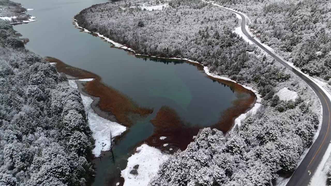 Volo panoramico con drone sopra il lago innevato Guillelmo e la Ruta 40 in Patagonia, Argentina.