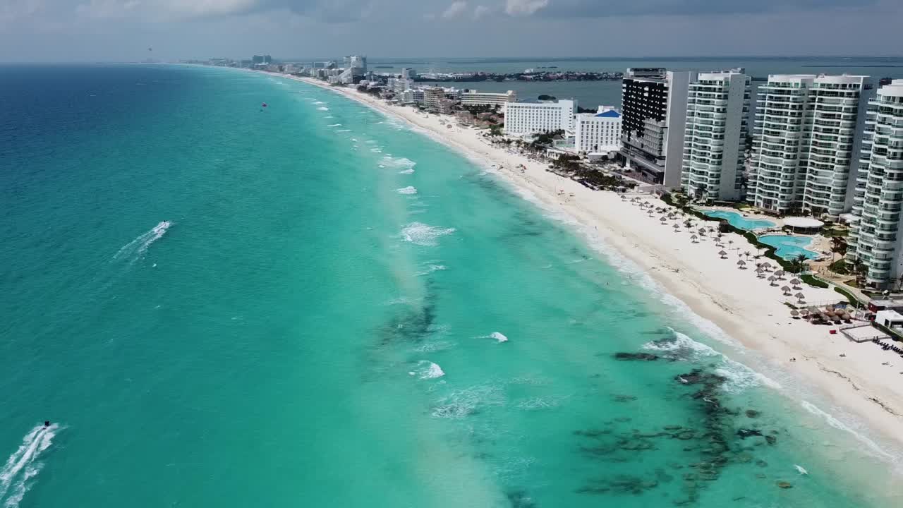 Costa di Cancun con resort e mare turchese, giornata di sole splendente, vista aerea