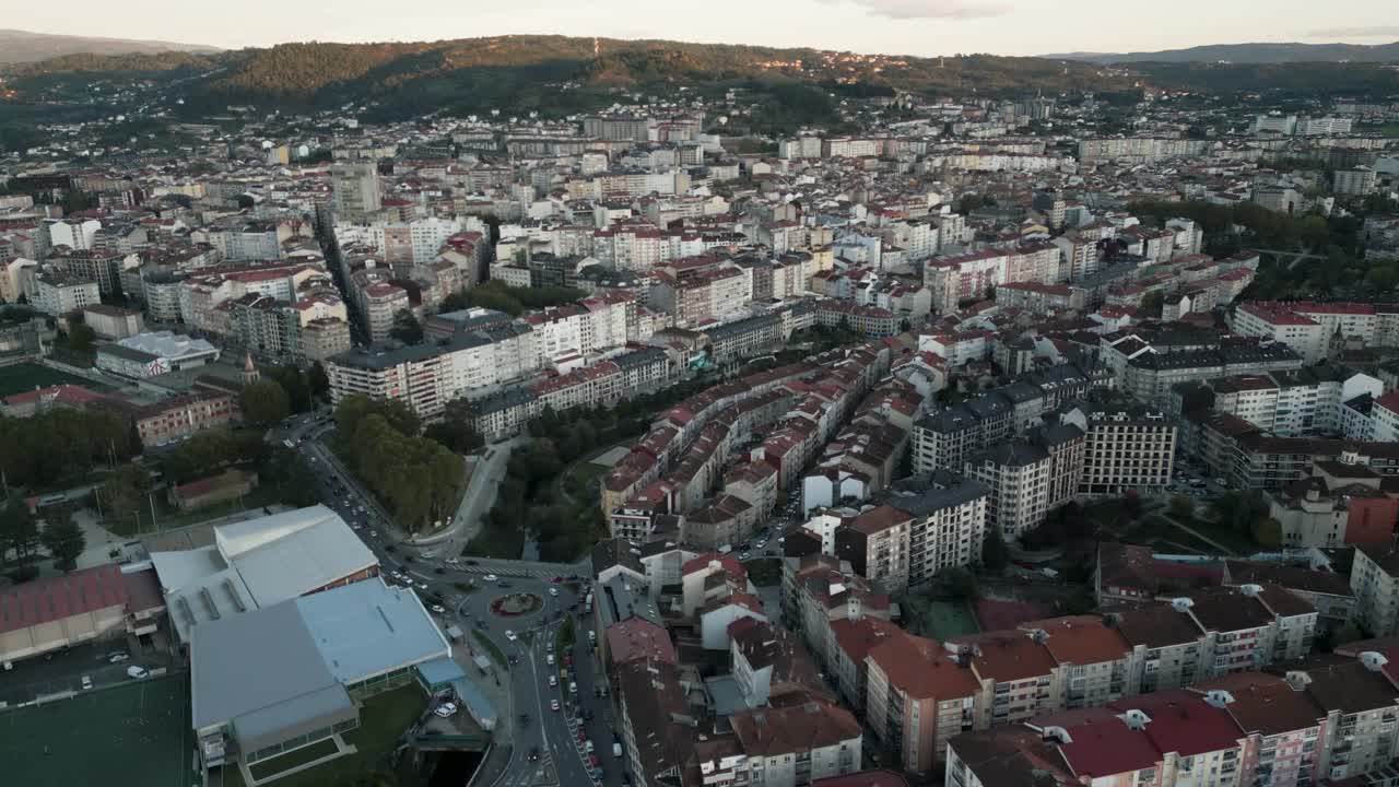 Drone della città di Ourense in Spagna al tramonto, che cattura lo skyline, i tetti e il fiume che scorre attraverso la Galizia