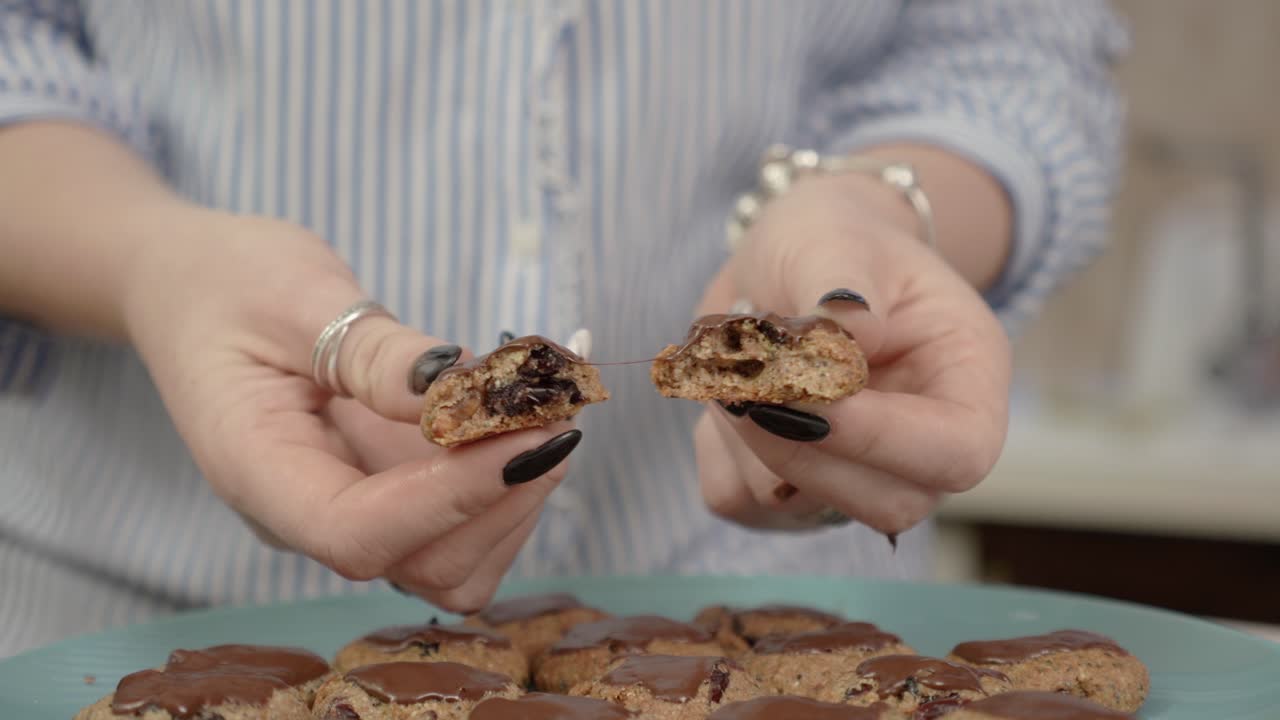 sección de galletas de chocolate con arándanos de harina integral y semillas de amapola