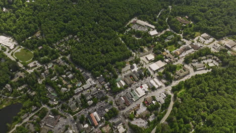 Highlands-North-Carolina-Aerial-v6-birds-eye-view-drone-flyover-town-center-above-main-street,-tilt-up-capturing-lush-mountainscape-and-hight-altitude-cloudscape---Shot-with-Mavic-3-Cine---July-2022