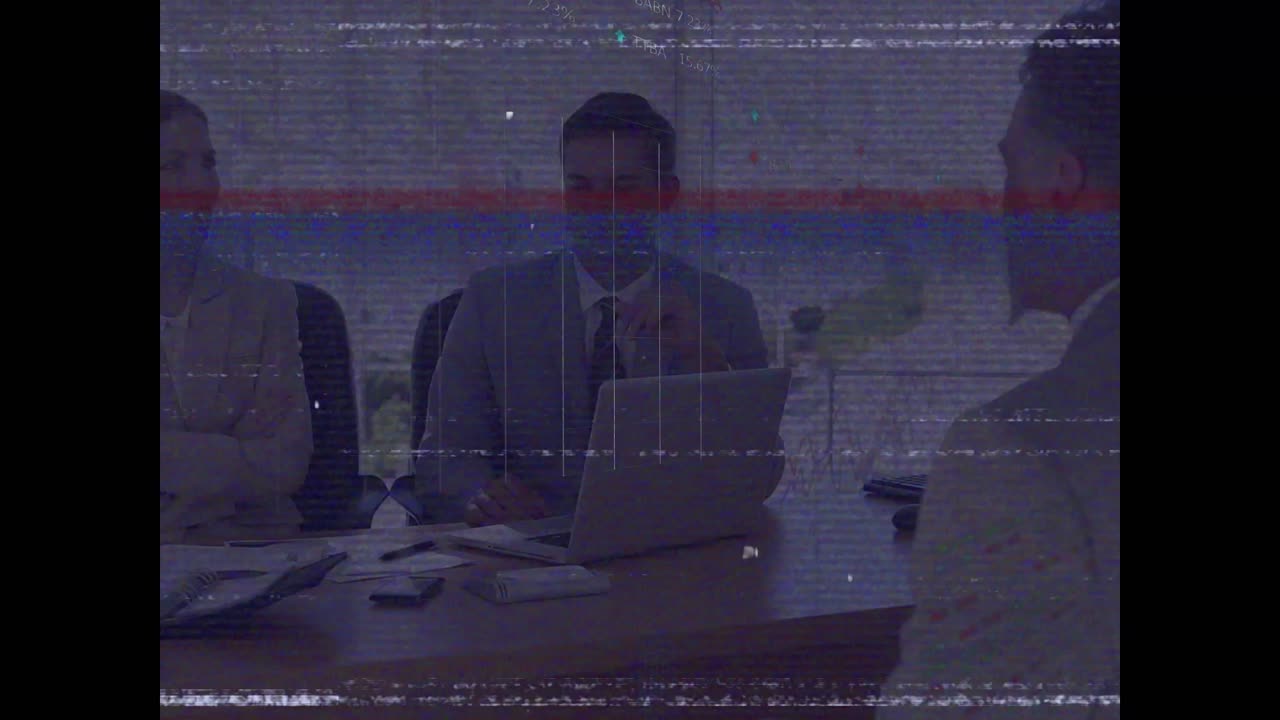 animación del procesamiento de datos sobre los empresarios caucásicos en la oficina