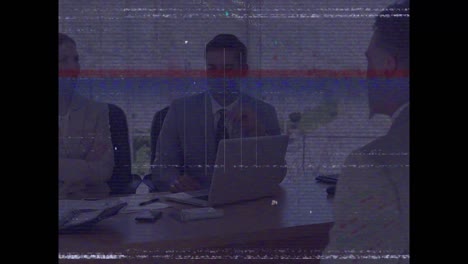 animación del procesamiento de datos sobre los empresarios caucásicos en la oficina
