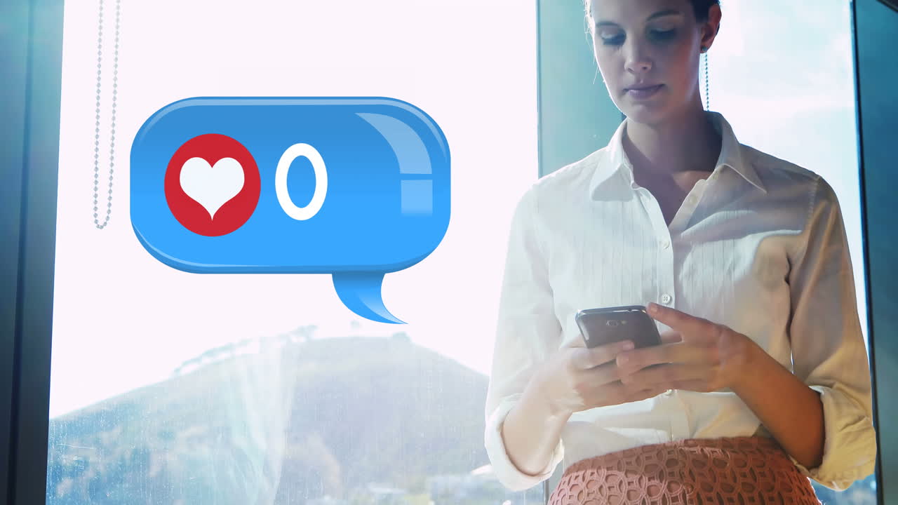 mujer enviando mensajes de texto en su teléfono mientras sonríe 4k